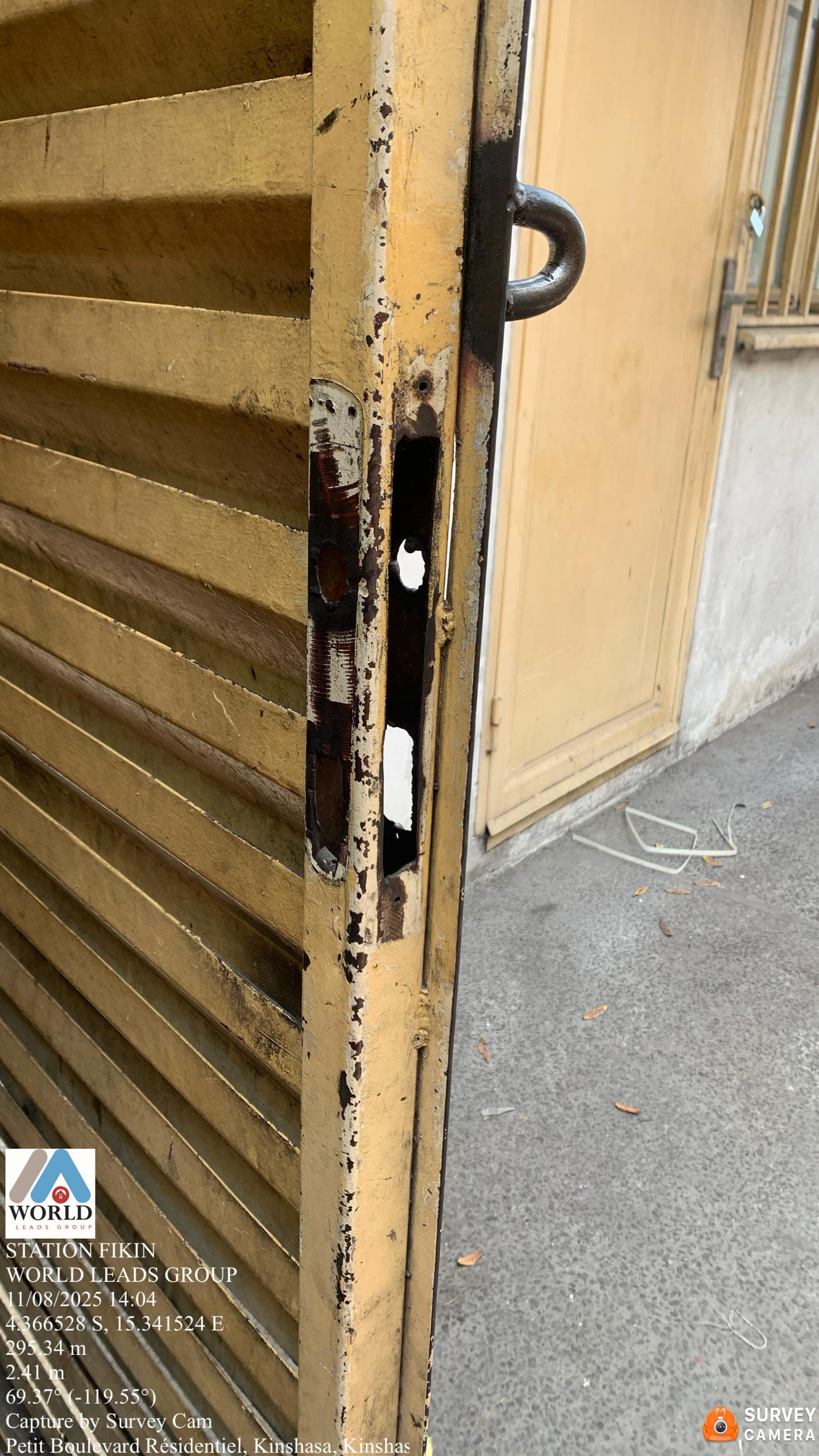 Avant les travaux - Installation de la serrure sur la porte métallique à la Station-service Fikin